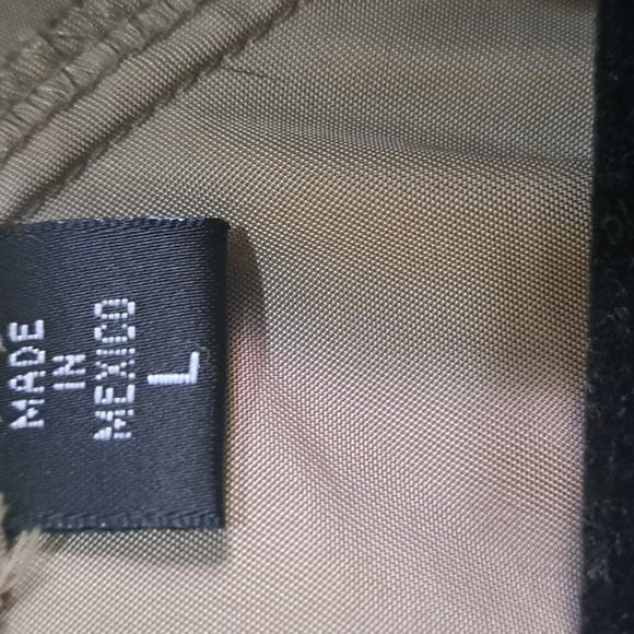 Golf MENS water & wind resistant top Kaki color V neck Perfect for fall weather - Picture 3 of 9